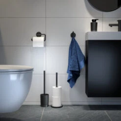 Tiger Vrijstaande Reserverolhouder Tune Zwart 9 Tiger Vrijstaande Reserverolhouder Tune Zwart -Badkamer Verkoop 123 4620